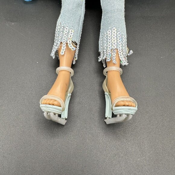 Rainbow High Winter Break Skyler Bradshaw Doll White Jacket Faux Fur Coat Skates - Picture 6 of 12